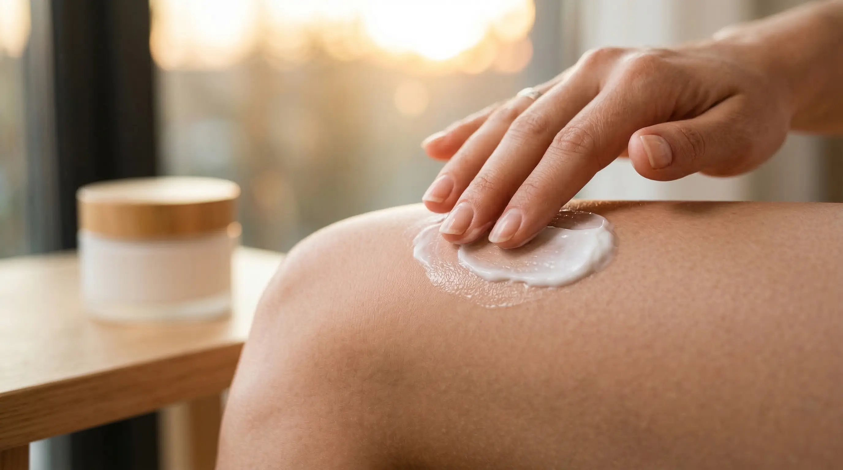 Aplicación de crema reafirmante en piernas