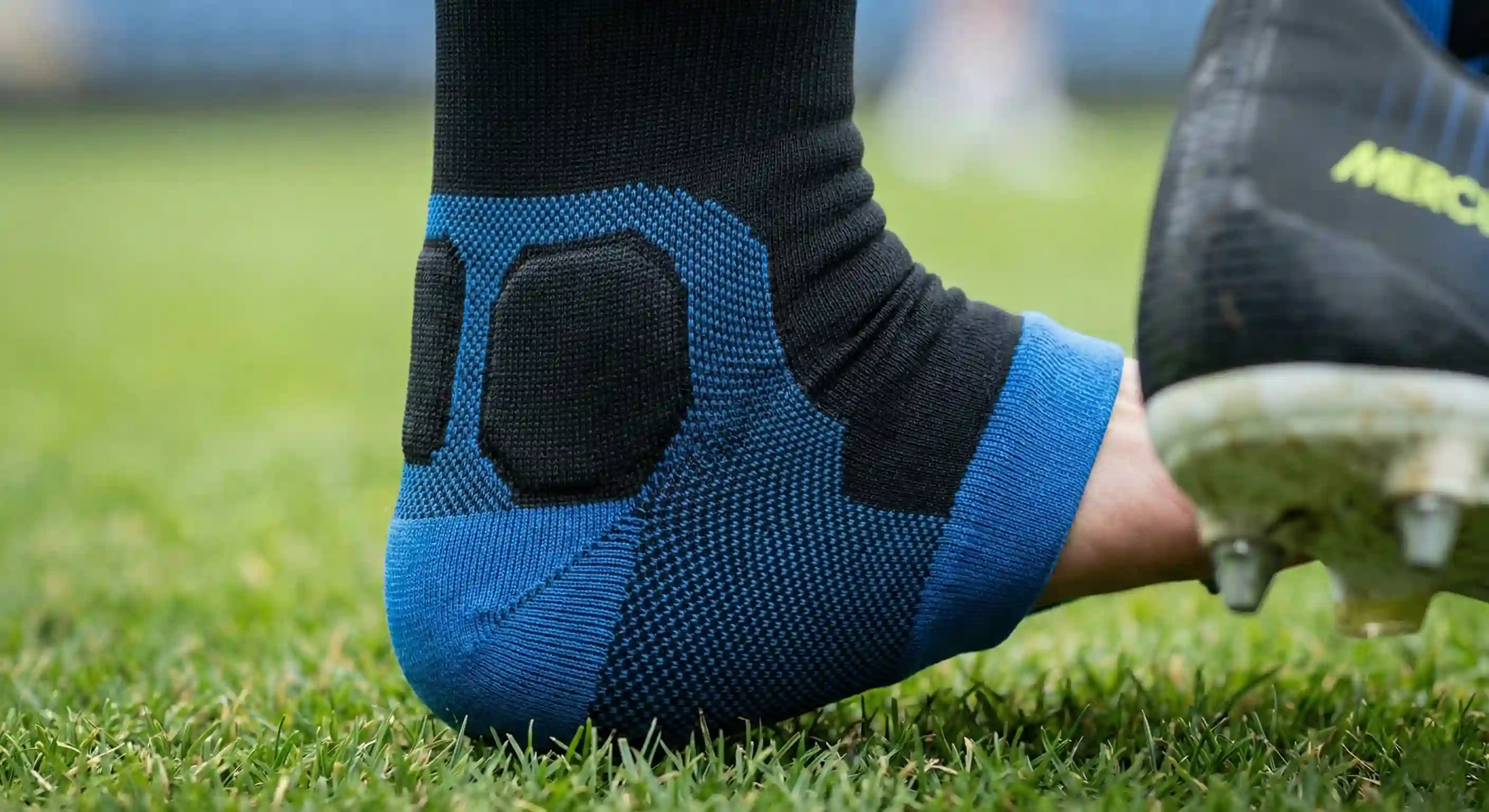 Detalle técnico de un tobillo de futbolista protegido con media de compresión profesional, destacando el soporte en el maléolo y la textura transpirable del tejido.