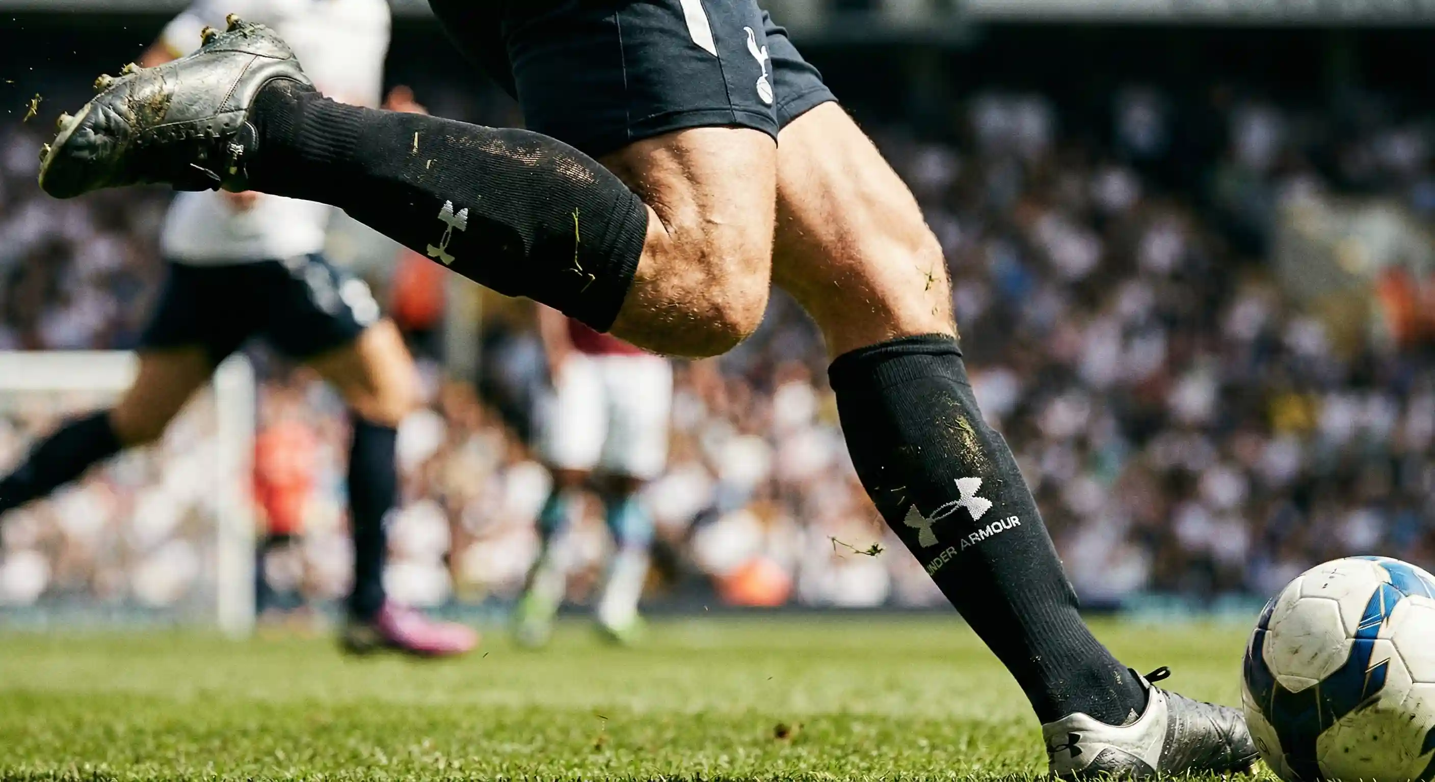 Manga de compresión Under Armour Performance para estabilidad propioceptiva en fútbol