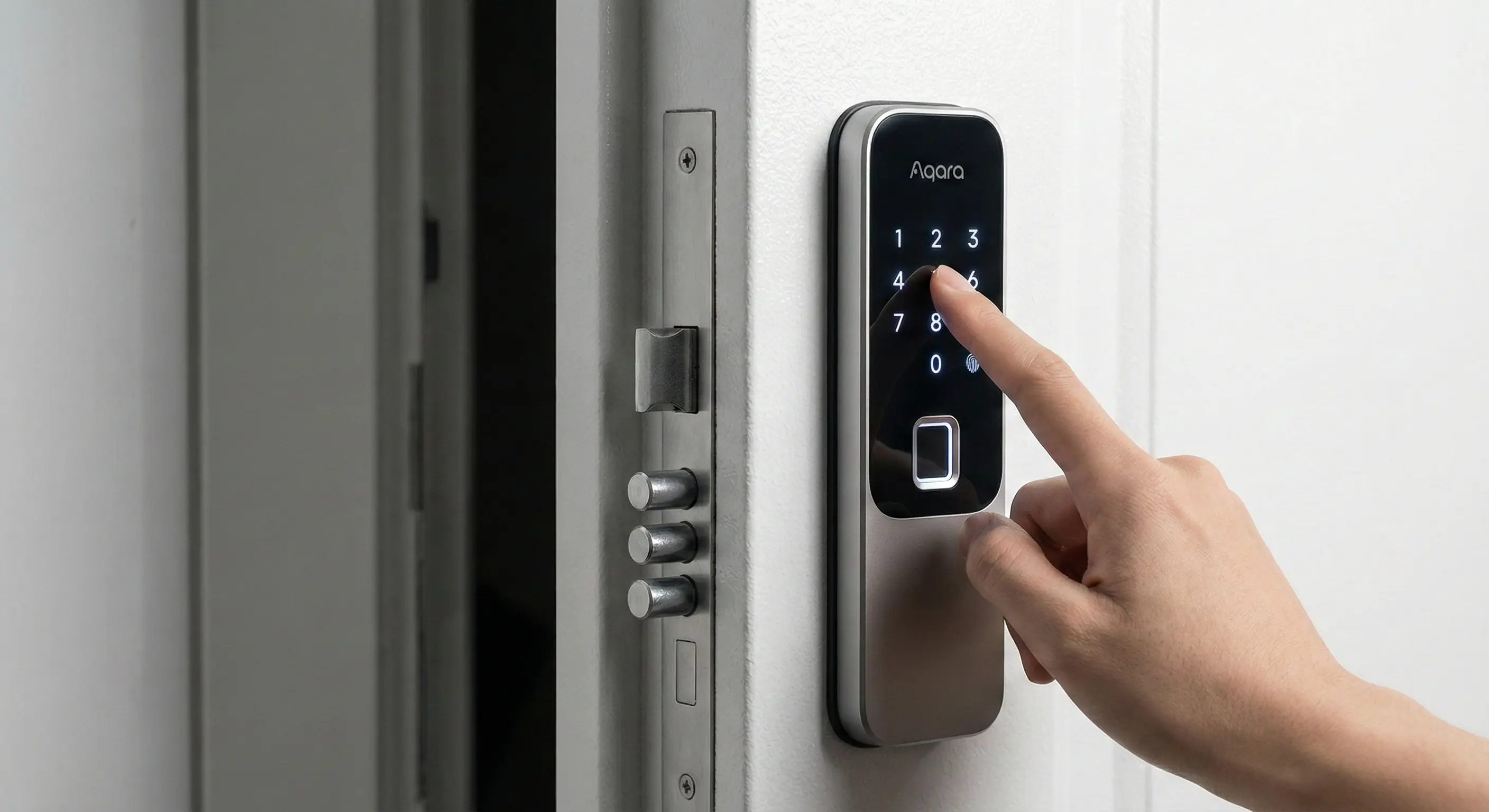 Cerradura inteligente Aqara U200 con teclado numérico instalada en una puerta blindada para facilitar el check-in automático