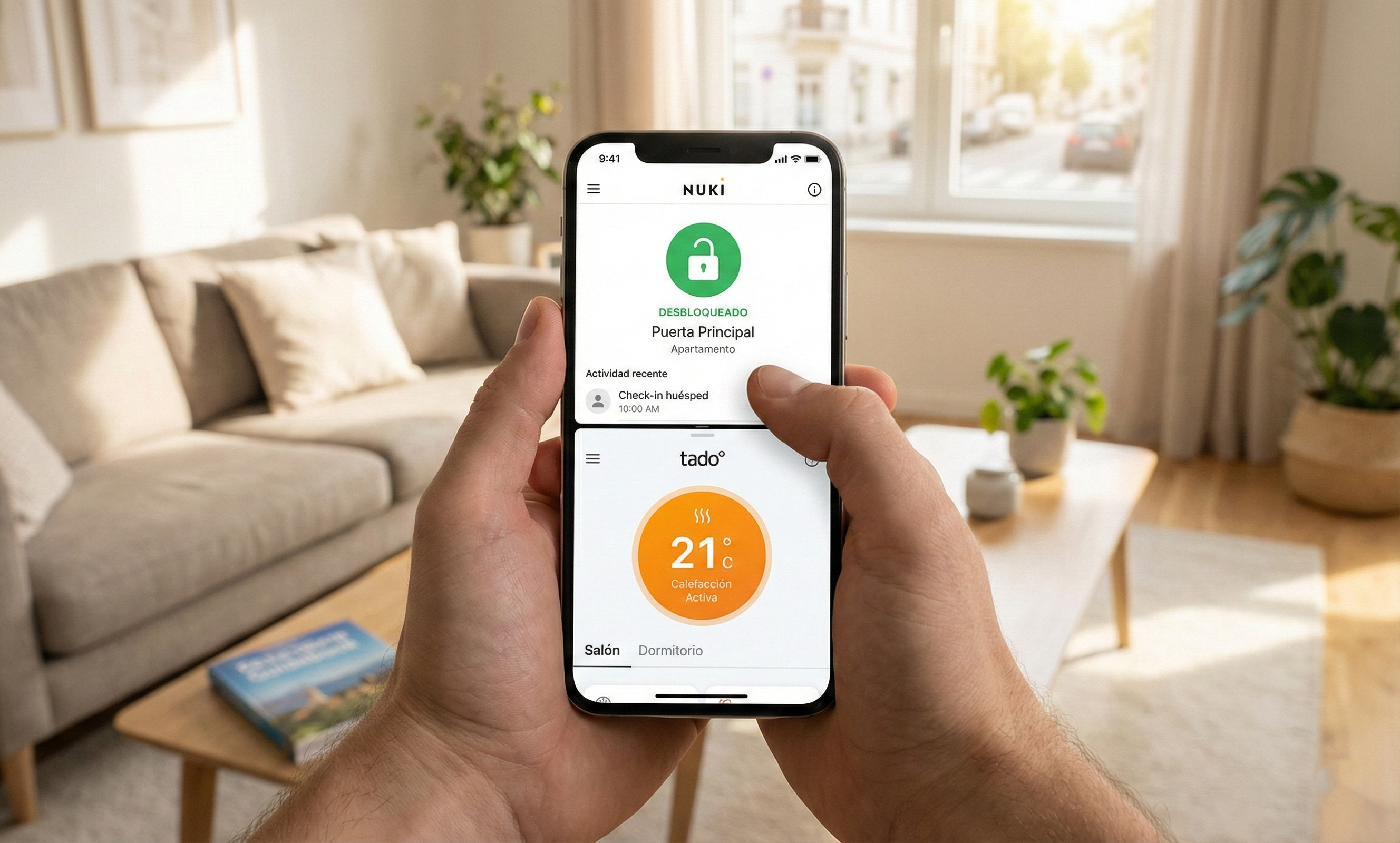 Primer plano desde el punto de vista del usuario sosteniendo un smartphone que muestra el panel de control remoto de las aplicaciones Nuki y tado para gestionar una vivienda turística