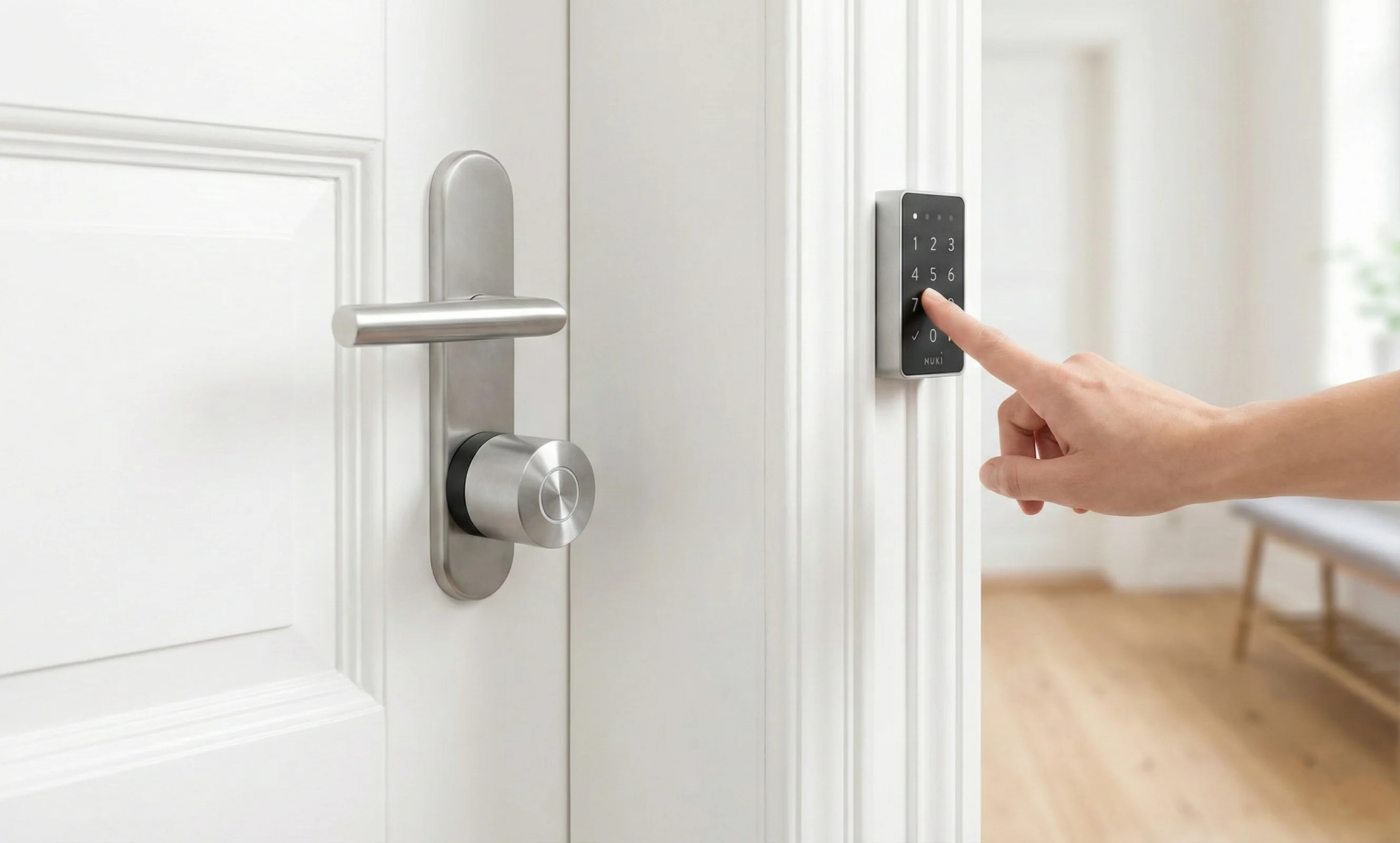 Primer plano de una cerradura inteligente Nuki instalada en una puerta blanca de estilo nórdico con un huésped introduciendo un código de acceso en el teclado lateral.