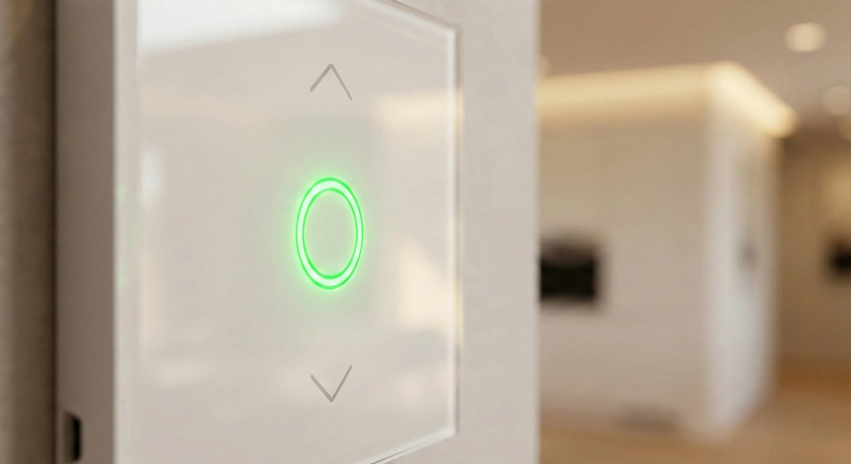 Primer plano macro con enfoque selectivo en el panel táctil de un interruptor inteligente Meross. Se aprecia el acabado en cristal templado blanco y el icono LED retroiluminado en un ambiente de hogar moderno.