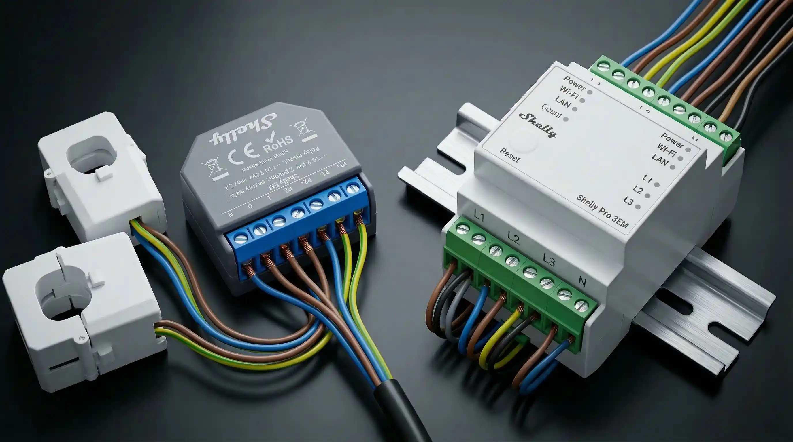 Comparativa visual hardware Shelly EM y Shelly Pro 3EM | PROMPT: Fotografía de producto de alta gama, bodegón técnico comparativo. A la izquierda, el dispositivo Shelly EM con su cableado y pinzas externas; a la derecha, el Shelly Pro 3EM montado en carril DIN. Superficie de grafito pulido oscuro. Iluminación lateral tipo 'rim light' que resalta los bordes, los puertos de conexión y las texturas del plástico industrial. Profundidad de campo cinematográfica con enfoque selectivo, resolución 8k, detalle extremo en componentes metálicos.