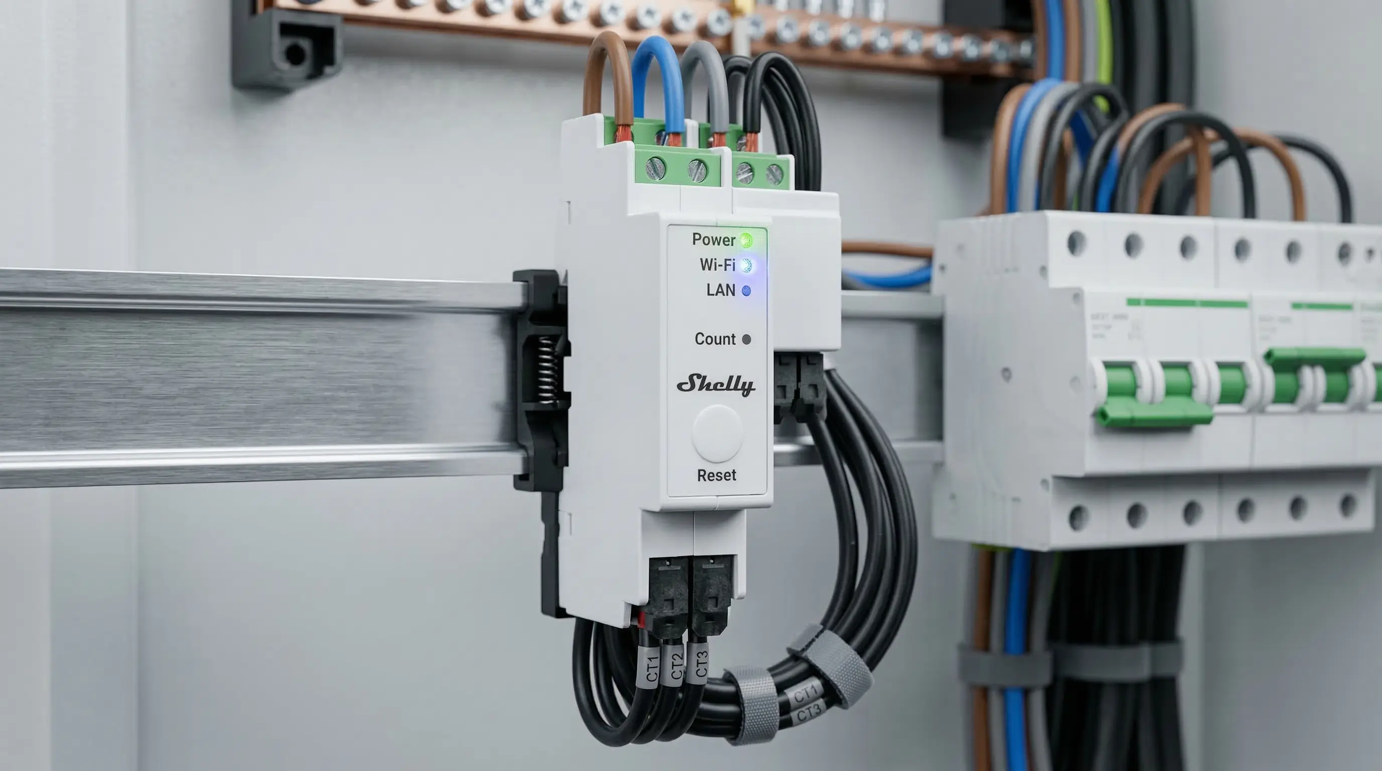 Shelly Pro 3EM instalado en carril DIN de cuadro eléctrico | PROMPT: Fotografía de producto profesional con lente macro de un dispositivo Shelly Pro 3EM montado en un carril DIN metálico dentro de un cuadro eléctrico de diseño moderno. La iluminación es de estudio técnico, suave y difusa, resaltando la textura del polímero blanco. Cables eléctricos de colores (marrón, azul y gris) perfectamente organizados. Estética minimalista de ingeniería, resolución 8k, detalle hiperrealista en indicadores LED.