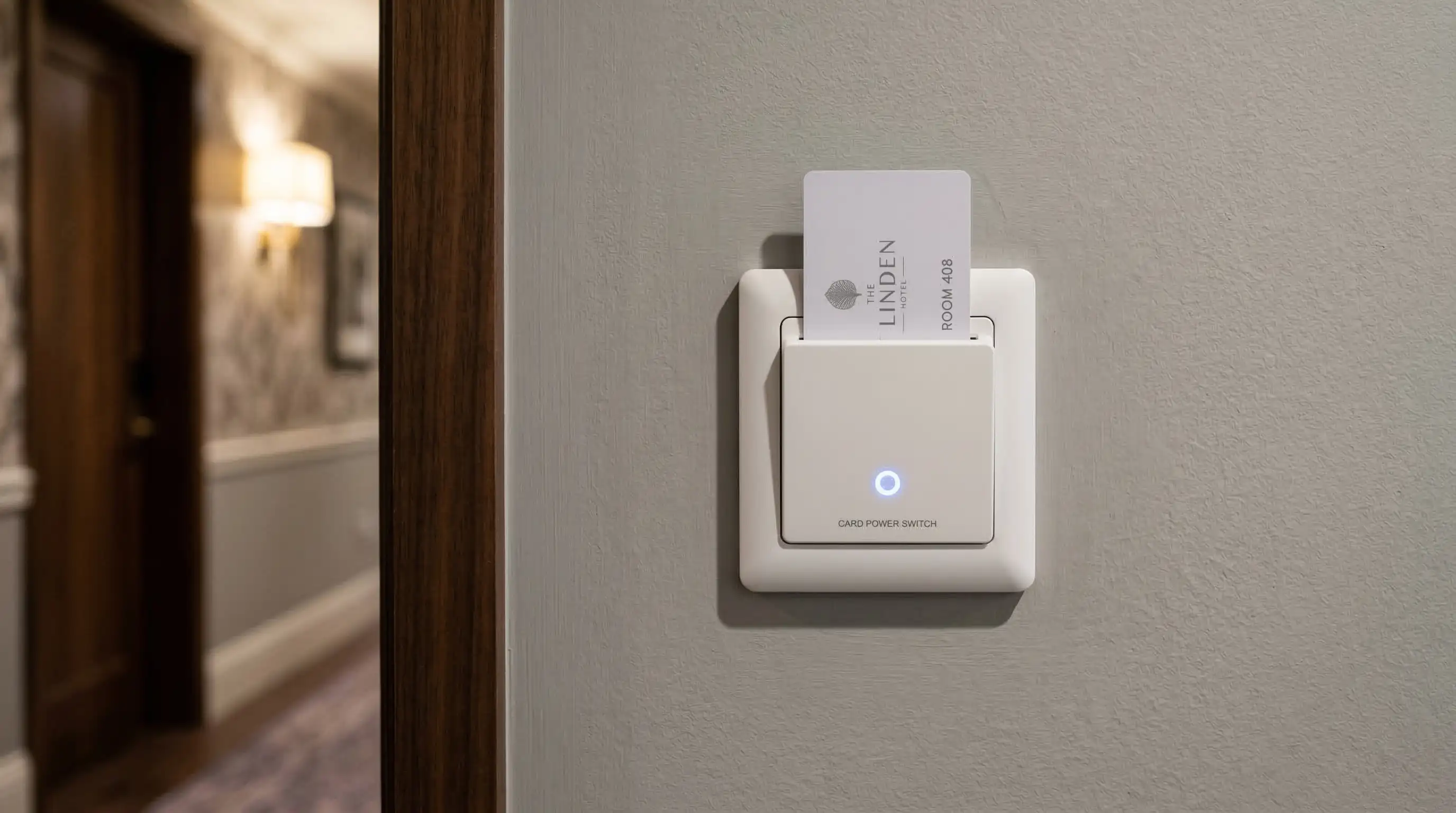 Cómo instalar un interruptor de tarjeta inteligente para ahorrar luz en tu alquiler vacacional